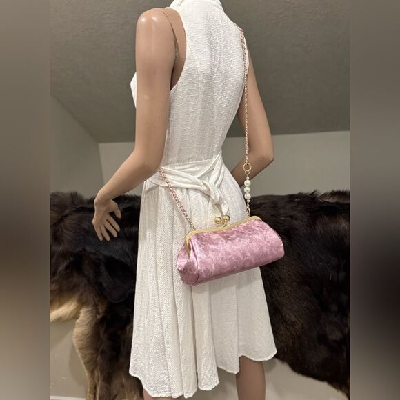 Metallic Fuchsia Cowhide Leather Spiral Embossed Kisslock Baguette Bag/Crossbody - Picture 6 of 12